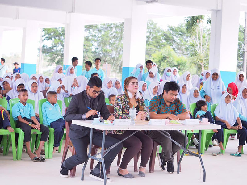 วันนี้ในช่วงบ่าย(14.00-16.00 น.)ทางโรงเรียนได้จัดกิจกรรมประกวดขับร้องประสานเสียงเพลงของพ่อ(เพลงพระราชนิพนธ์ ในหลวงรัชกาลที่ ๙ เพลงใกล้รุ่ง)ต้องขอบคุณทีมงานดนตรีและนาฏศิลป์ คุณครูประจำชั้น และนักเรียนทุกคน ที่ให้ความร่วมมือร่วมใจ ทำให้งานสำเร็จลุล่วงไปด้วยดีครับ @ โรงเรียนราชประชานุเคราะห์ ๓๙ จังหวัดนราธิวาส (01/03/62)