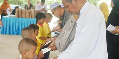 กิจกรรมส่งเสริมทำความดีในเดือนรอมฎอน มีกิจกรรมมอบซากาต(ฟิตเราะห์)และกิจกรรมส่งเสริมการอ่าน อัลกุรอ่าน # กิจกรรมมอบซากาต ต้องขอบคุณ ทางสำนักงานคณะกรรมการอิสลาม ประจำจังหวัดนราธิวาส ที่ได้ให้ความอนุเคราะห์มอบหมายให้ดำเนินการได้ และผู้มีจิตศรัทธาจากภายนอกร่วมมอบซากาตด้วยครับ#กิจกรรมส่งเสริมทำความดี -คณะครูและบุคลากร ของรร.ร่วมมอบชุดรายอ มอบข้าวสาร ให้กับนักเรียนที่มีความประพฤติเรียบร้อย แต่มีความจำเป็นพิเศษ