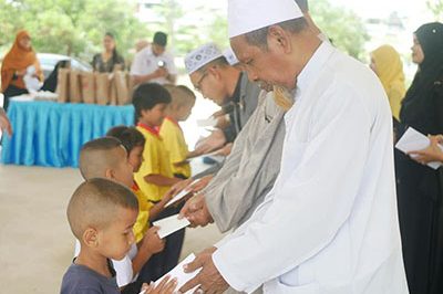 กิจกรรมส่งเสริมทำความดีในเดือนรอมฎอน มีกิจกรรมมอบซากาต(ฟิตเราะห์)และกิจกรรมส่งเสริมการอ่าน อัลกุรอ่าน # กิจกรรมมอบซากาต ต้องขอบคุณ ทางสำนักงานคณะกรรมการอิสลาม ประจำจังหวัดนราธิวาส ที่ได้ให้ความอนุเคราะห์มอบหมายให้ดำเนินการได้ และผู้มีจิตศรัทธาจากภายนอกร่วมมอบซากาตด้วยครับ#กิจกรรมส่งเสริมทำความดี -คณะครูและบุคลากร ของรร.ร่วมมอบชุดรายอ มอบข้าวสาร ให้กับนักเรียนที่มีความประพฤติเรียบร้อย แต่มีความจำเป็นพิเศษ