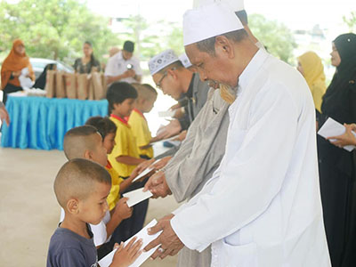 กิจกรรมส่งเสริมทำความดีในเดือนรอมฎอน มีกิจกรรมมอบซากาต(ฟิตเราะห์)และกิจกรรมส่งเสริมการอ่าน อัลกุรอ่าน # กิจกรรมมอบซากาต ต้องขอบคุณ ทางสำนักงานคณะกรรมการอิสลาม ประจำจังหวัดนราธิวาส ที่ได้ให้ความอนุเคราะห์มอบหมายให้ดำเนินการได้ และผู้มีจิตศรัทธาจากภายนอกร่วมมอบซากาตด้วยครับ#กิจกรรมส่งเสริมทำความดี -คณะครูและบุคลากร ของรร.ร่วมมอบชุดรายอ มอบข้าวสาร ให้กับนักเรียนที่มีความประพฤติเรียบร้อย แต่มีความจำเป็นพิเศษ