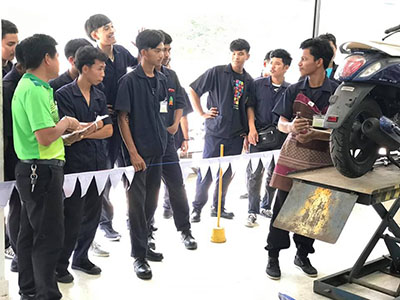 กิจกรรมการจัดนิทรรศการ การแข่งขันทักษะอาชีพ กีฬาและสันทนาการ เพื่อสร้างความสัมพันธ์ที่ดี ต ลอดจน การศึกษาดูงานโครงการอันเนื่องมาจากพระราชดำริ ของศูนย์ฝึกอาชีพพระราชทานจังหวัดชายแดนภาคใต้ ในช่วงค่ำได้รับเกียรติให้เป็นประธานพิธีเปิดงานเลี้ยงสังสรรค์ ณ ศูนย์ฝึกอาชีพพระราชทานจังหวัดยะลา